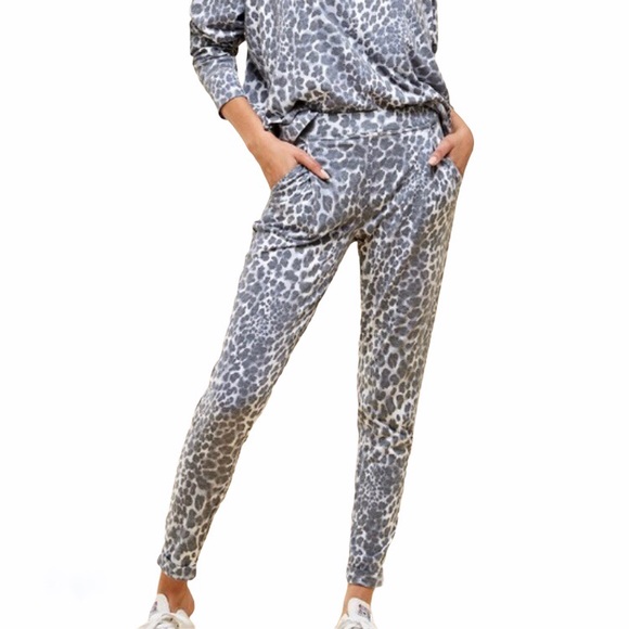 Snow Leopard Jogger Loungewear Set - Picture 3 of 3